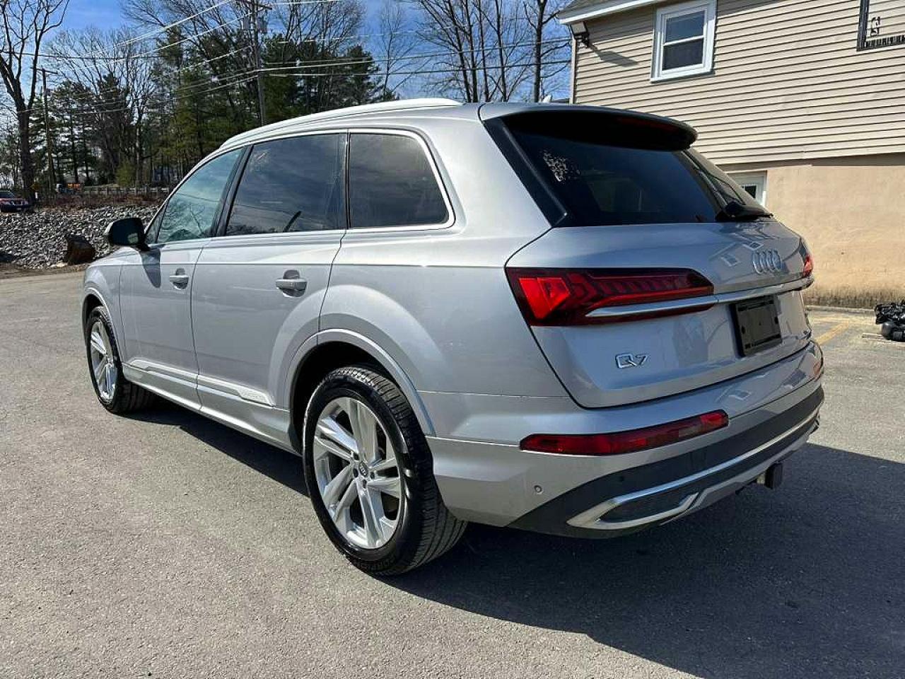 AUDI Q7 2021 — 3