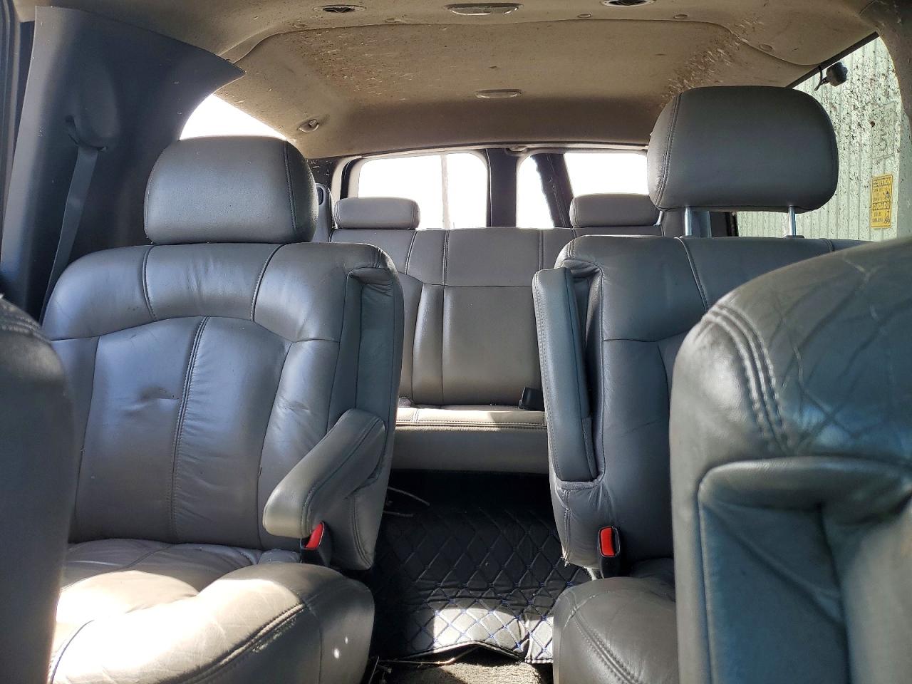 CHEVROLET SUBURBAN 2001 — 11