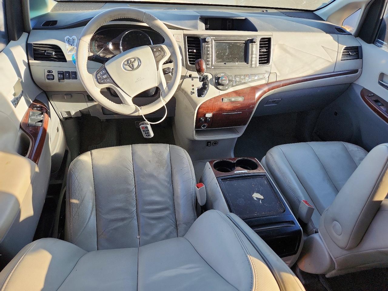 TOYOTA SIENNA 2012 — 9