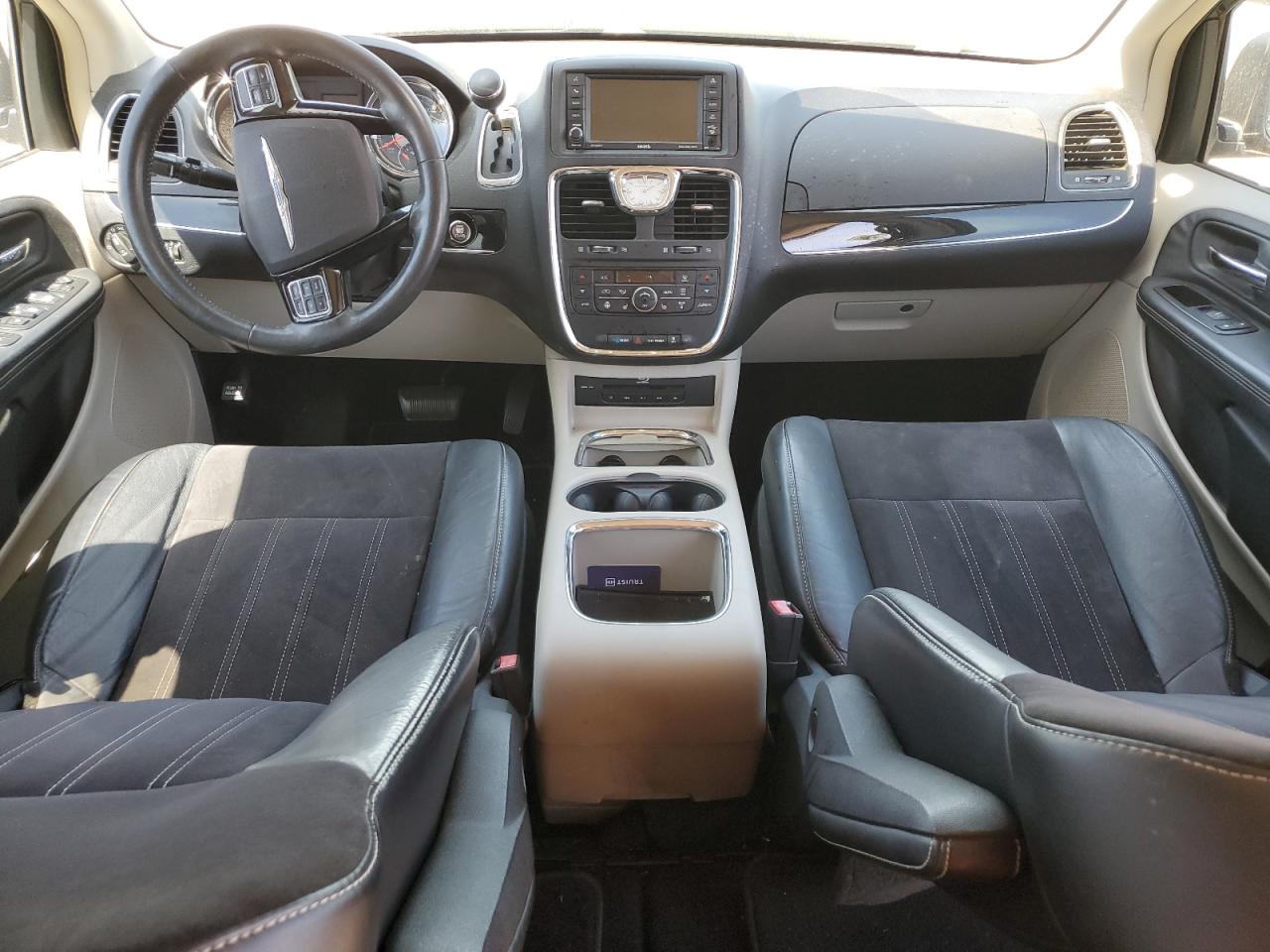 CHRYSLER TOWN & COUNTRY 2014 — 9