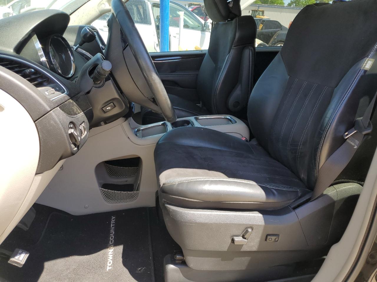 CHRYSLER TOWN & COUNTRY 2014 — 8