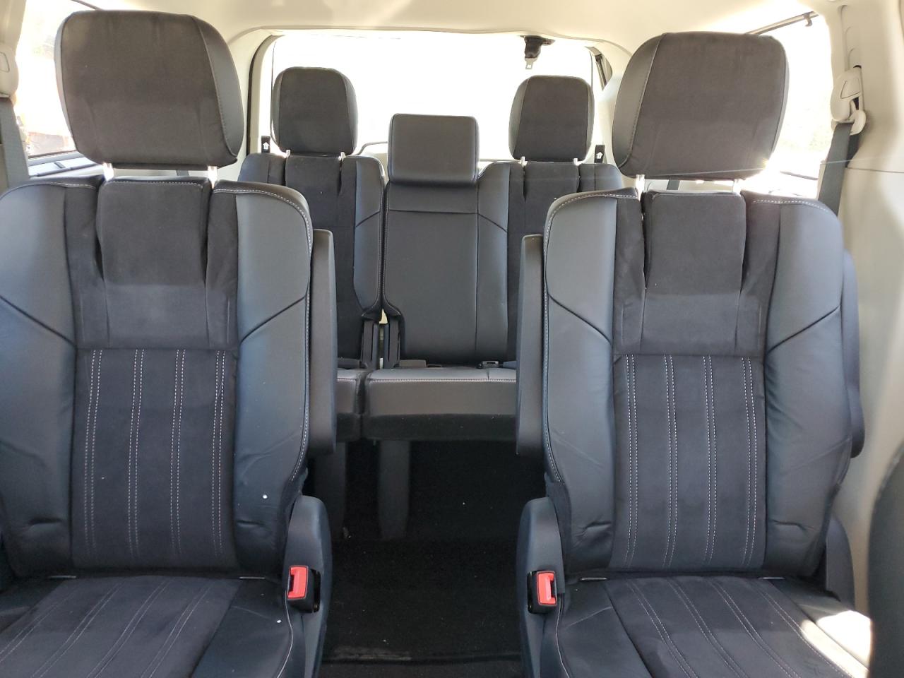 CHRYSLER TOWN & COUNTRY 2014 — 11