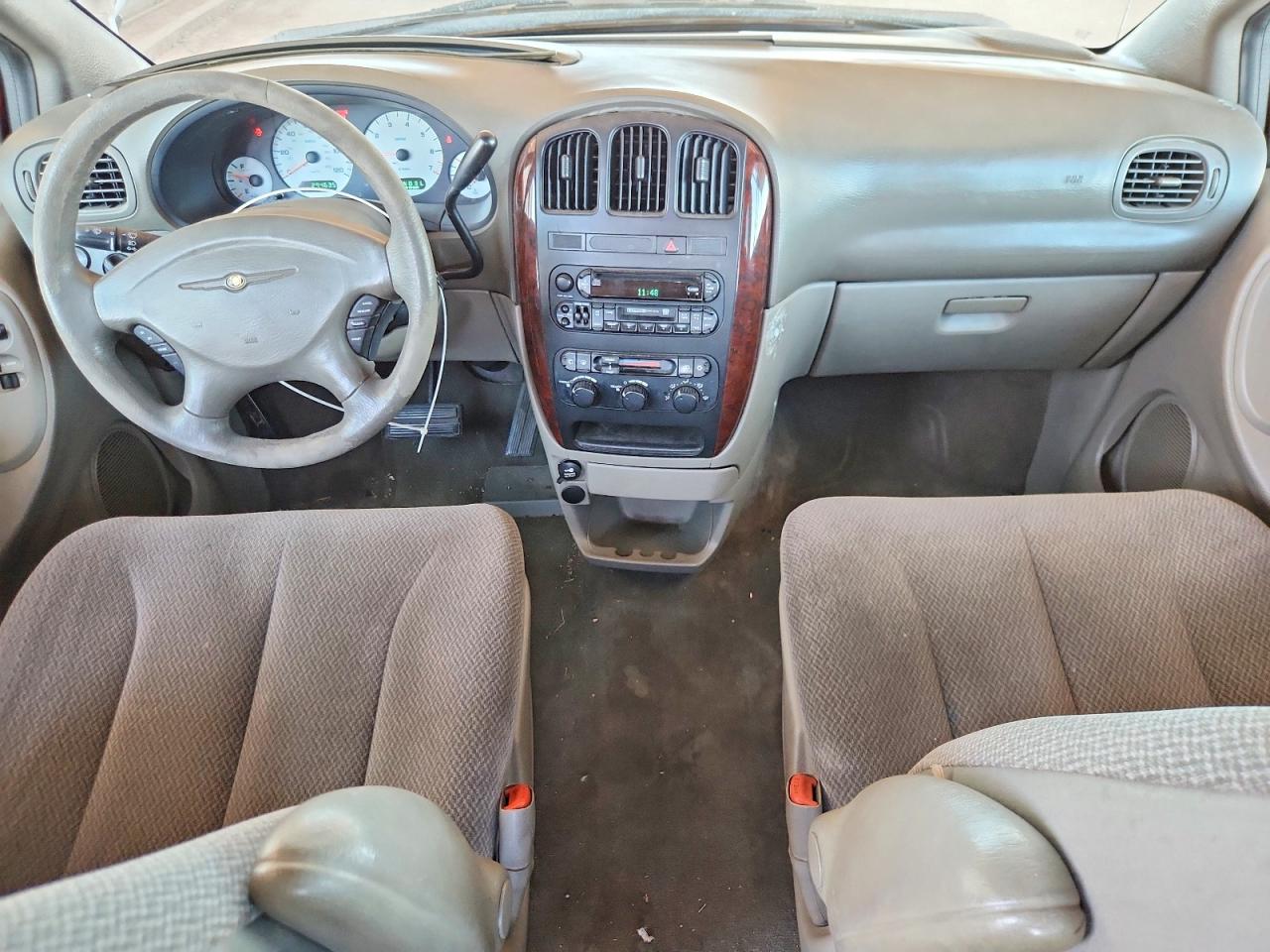 CHRYSLER TOWN & COUNTRY 2004 — 9