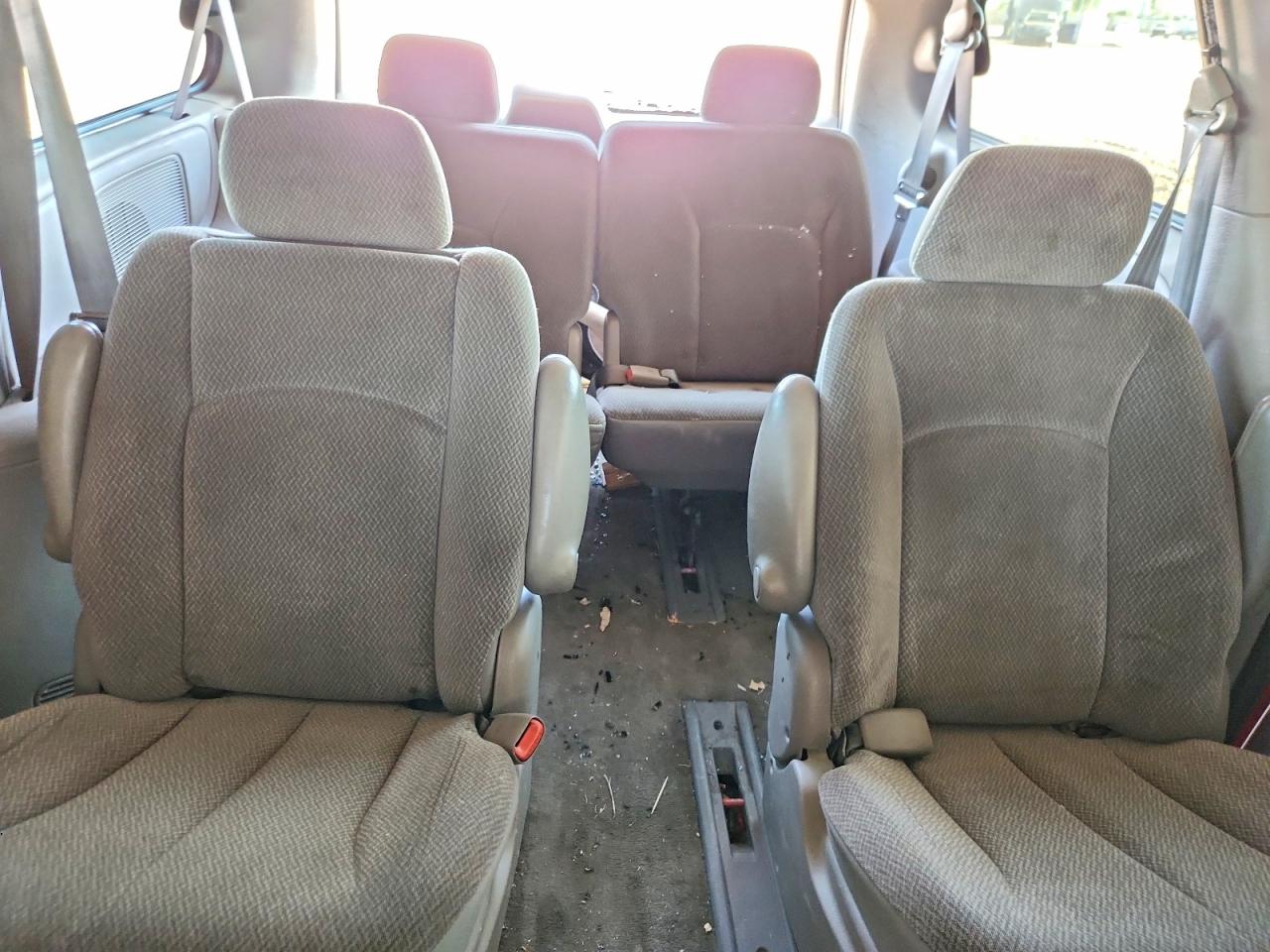 CHRYSLER TOWN & COUNTRY 2004 — 11