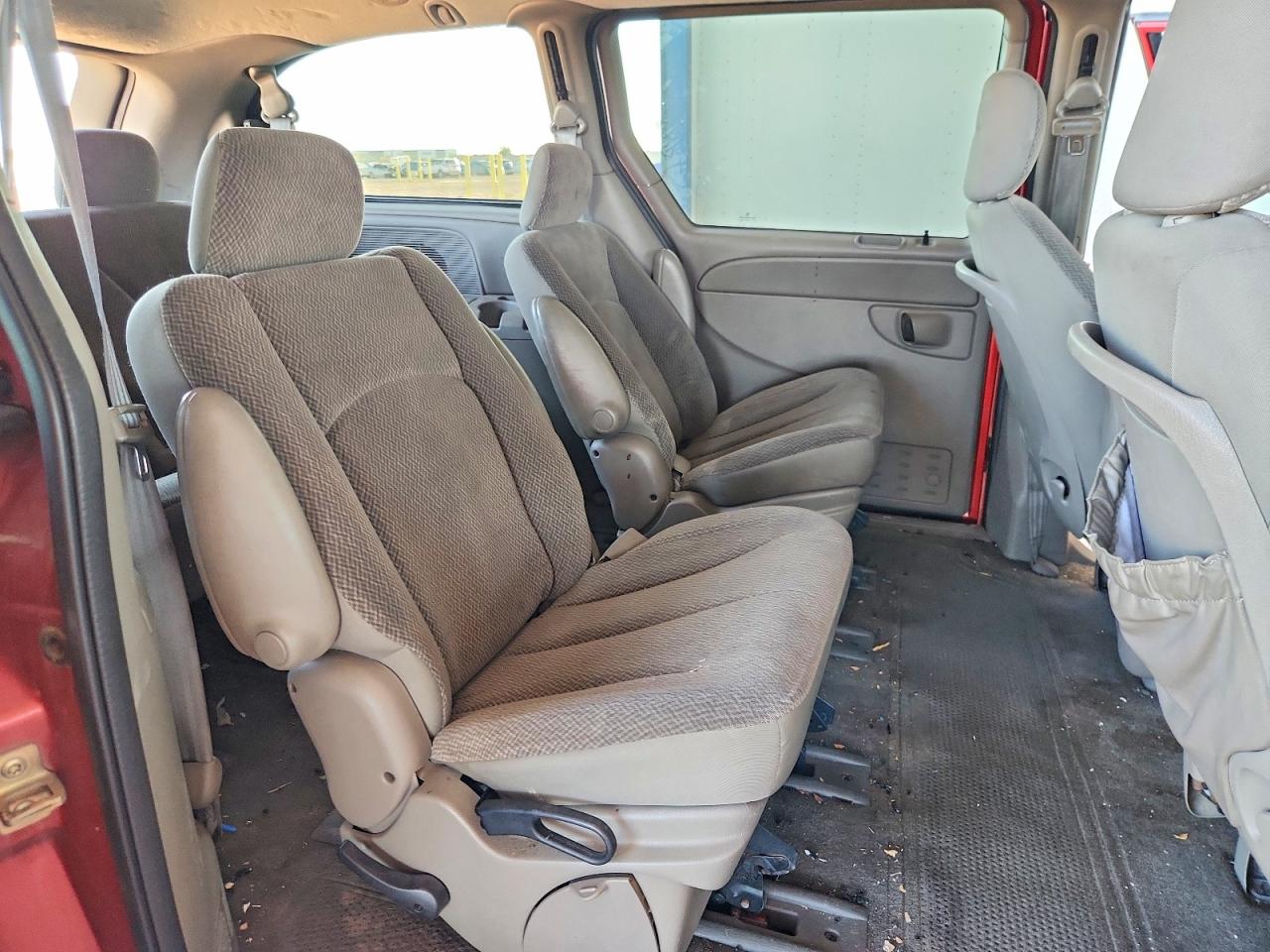 CHRYSLER TOWN & COUNTRY 2004 — 12
