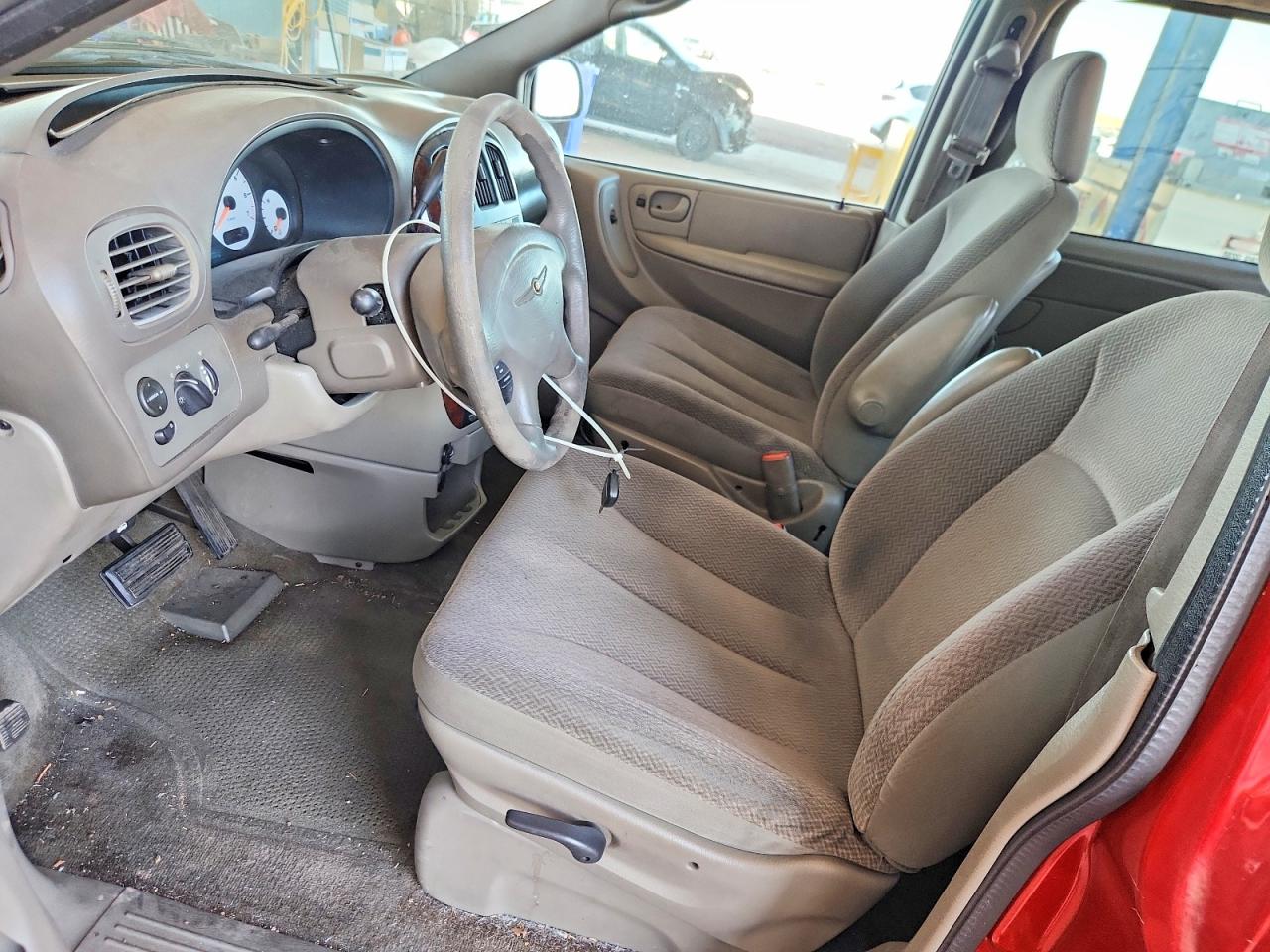 CHRYSLER TOWN & COUNTRY 2004 — 8
