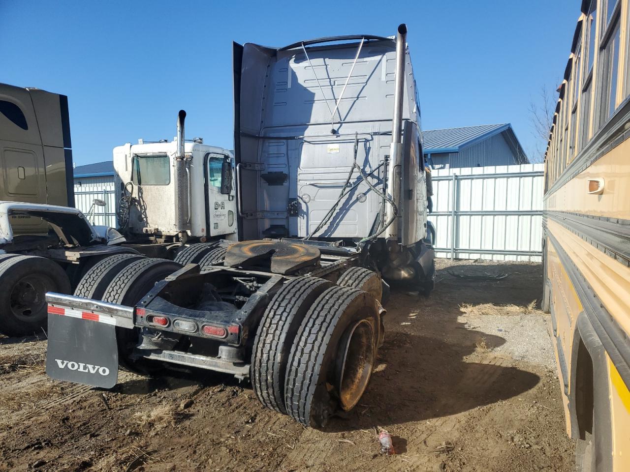 2023 VOLVO VNL