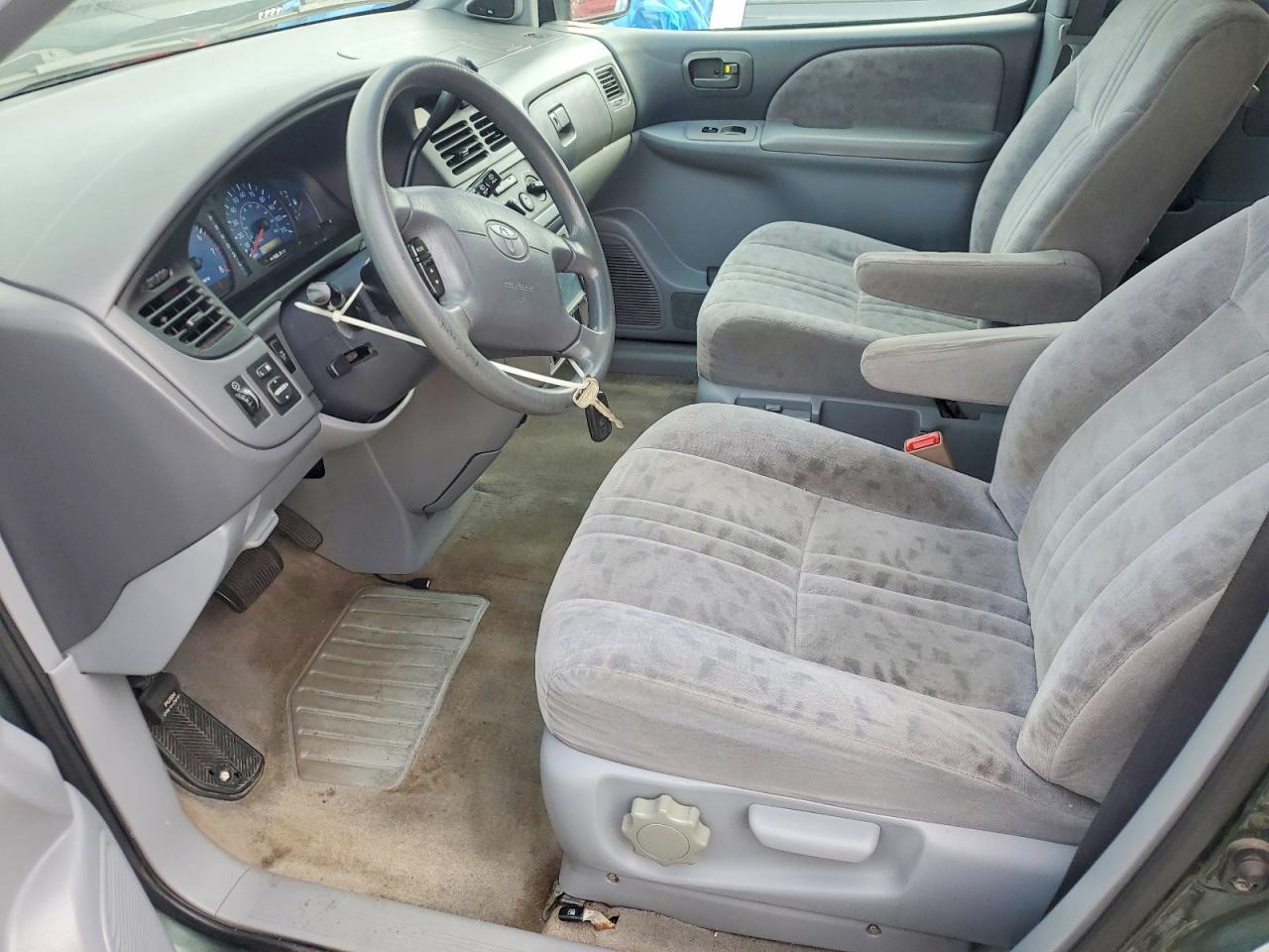 TOYOTA SIENNA 2001 — 8