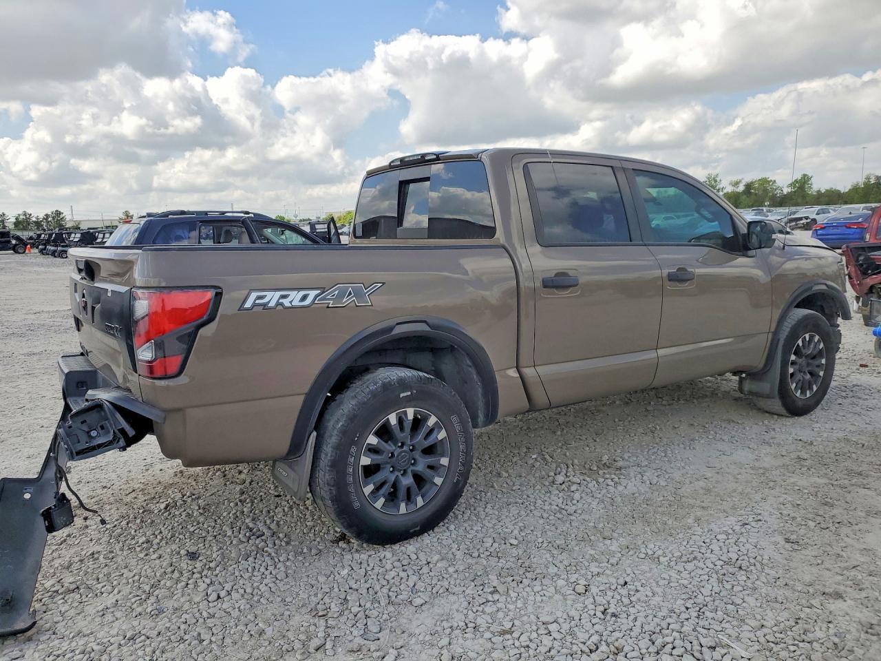 NISSAN TITAN 2021 — 4