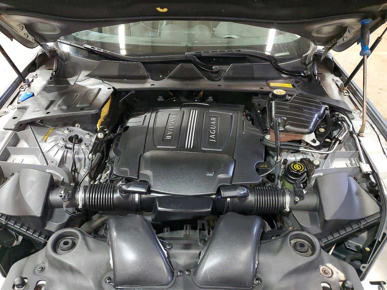JAGUAR XJL 2011 — 12