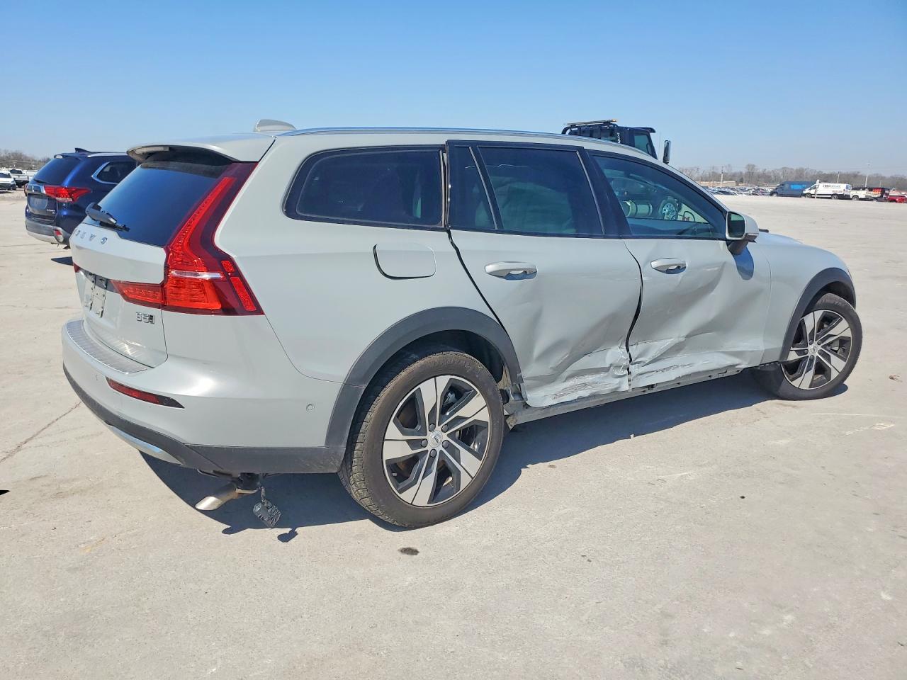 VOLVO V60 2025 — 4