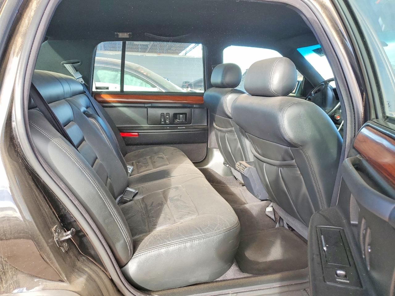 CADILLAC DEVILLE 1994 — 11