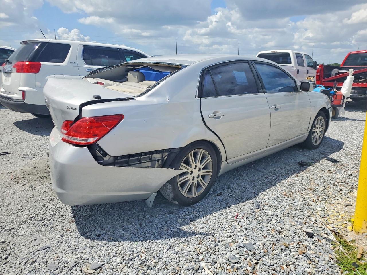 TOYOTA AVALON 2005 — 4