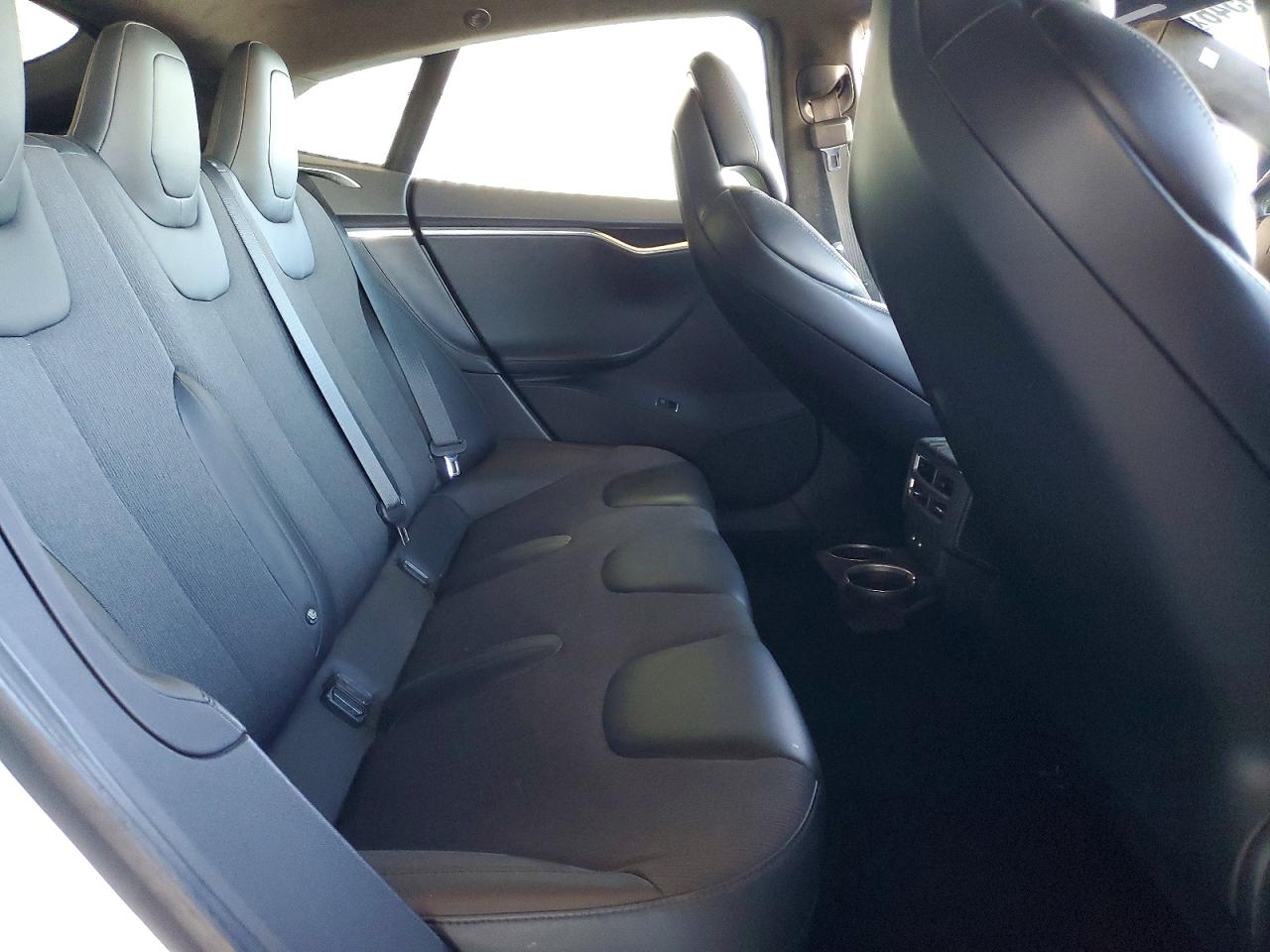 TESLA MODEL S 2016 — 11