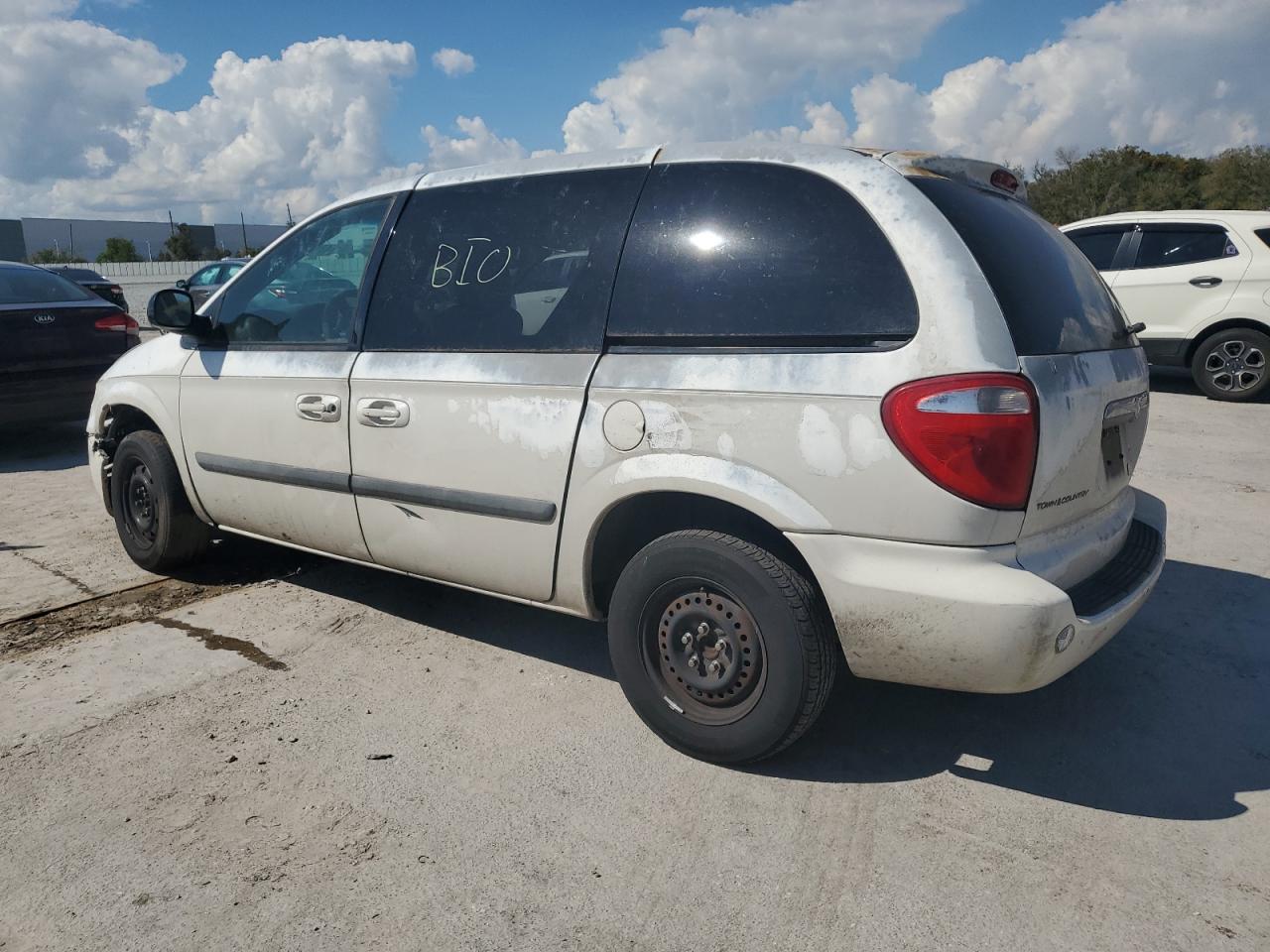 CHRYSLER TOWN & COUNTRY 2005 — 3