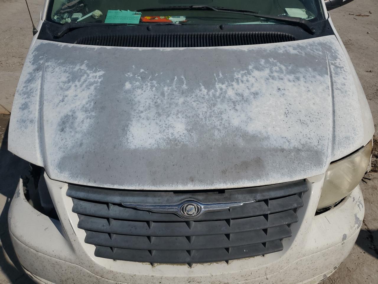 CHRYSLER TOWN & COUNTRY 2005 — 13