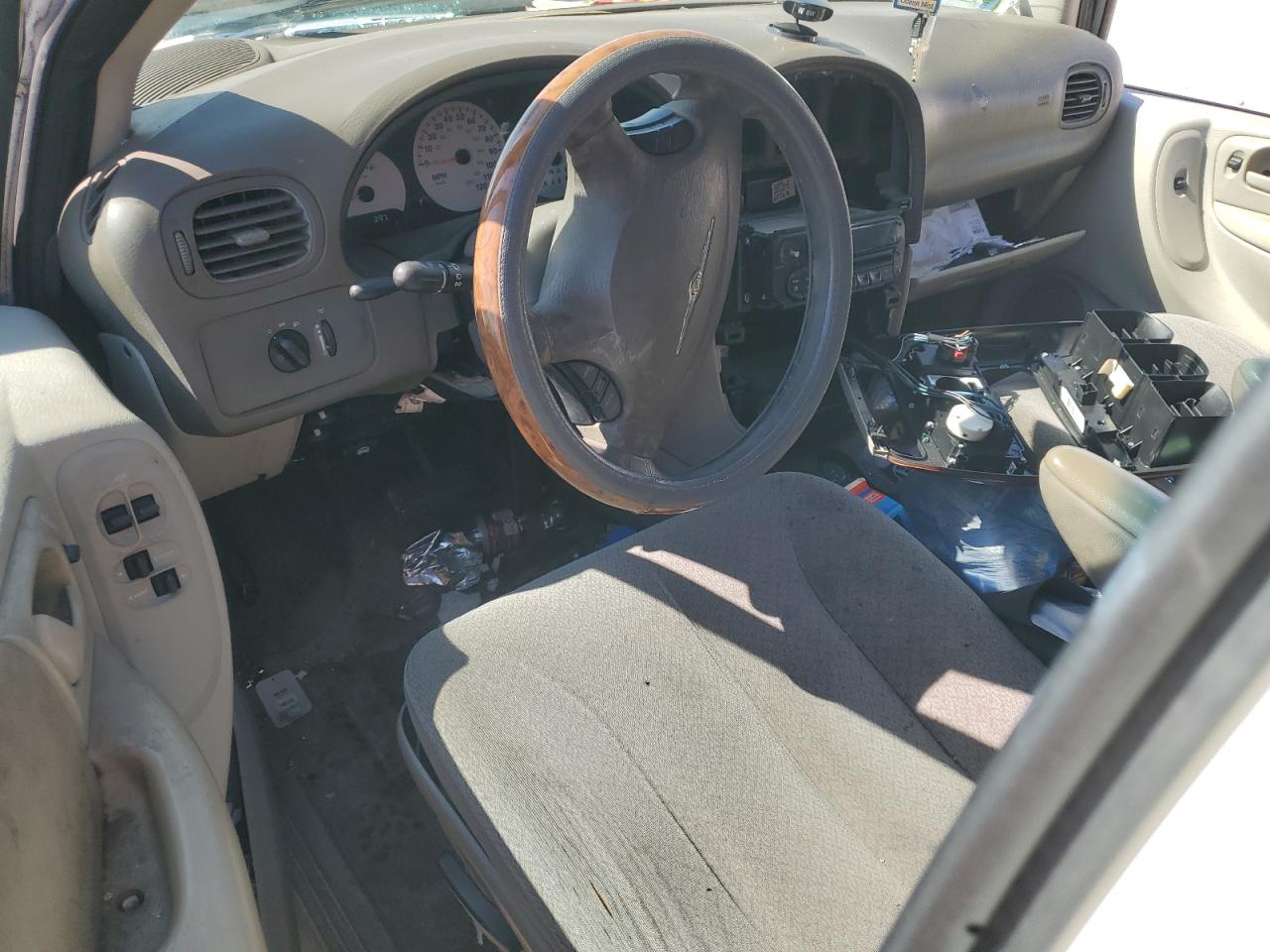 CHRYSLER TOWN & COUNTRY 2005 — 9