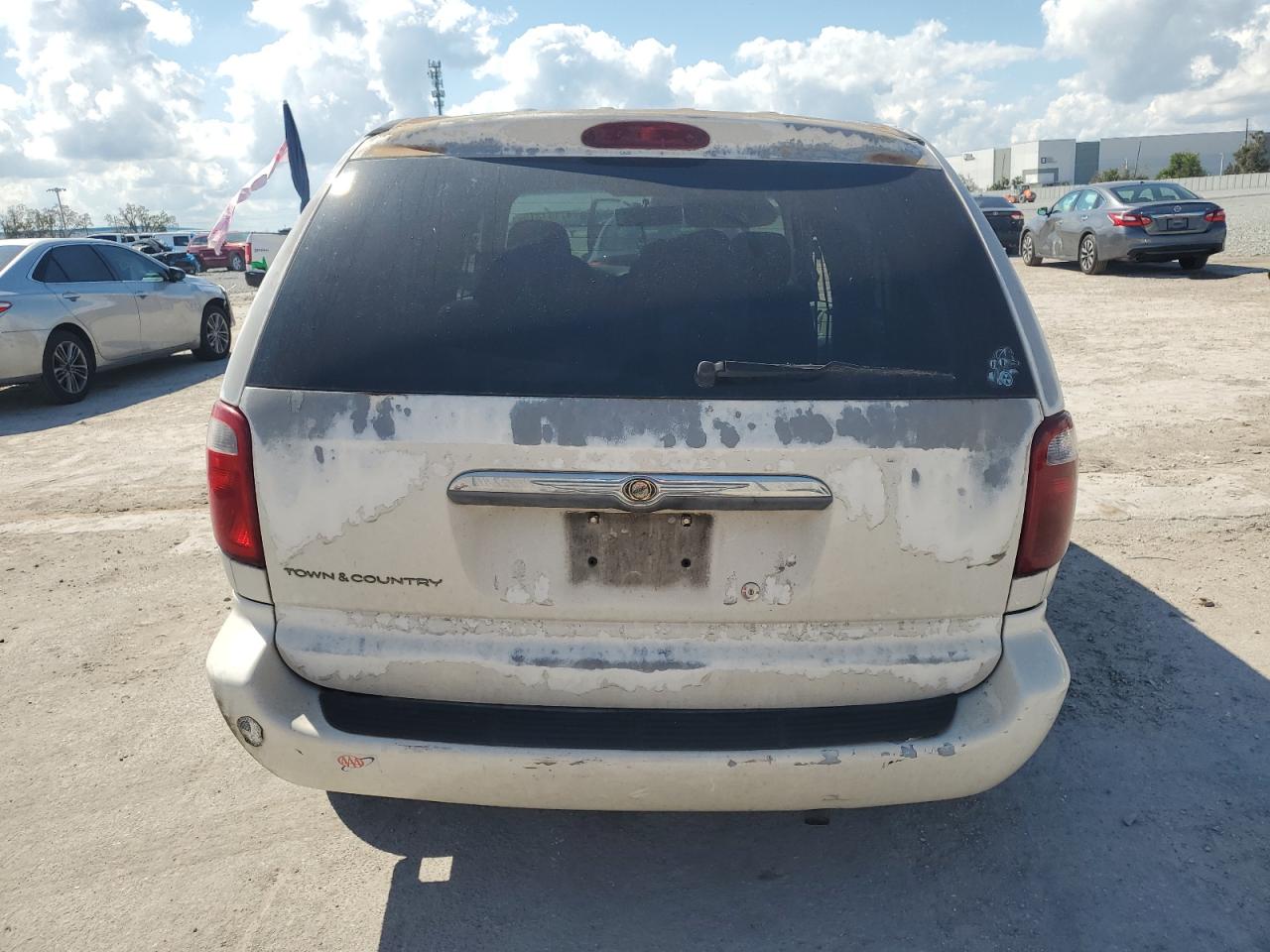CHRYSLER TOWN & COUNTRY 2005 — 7