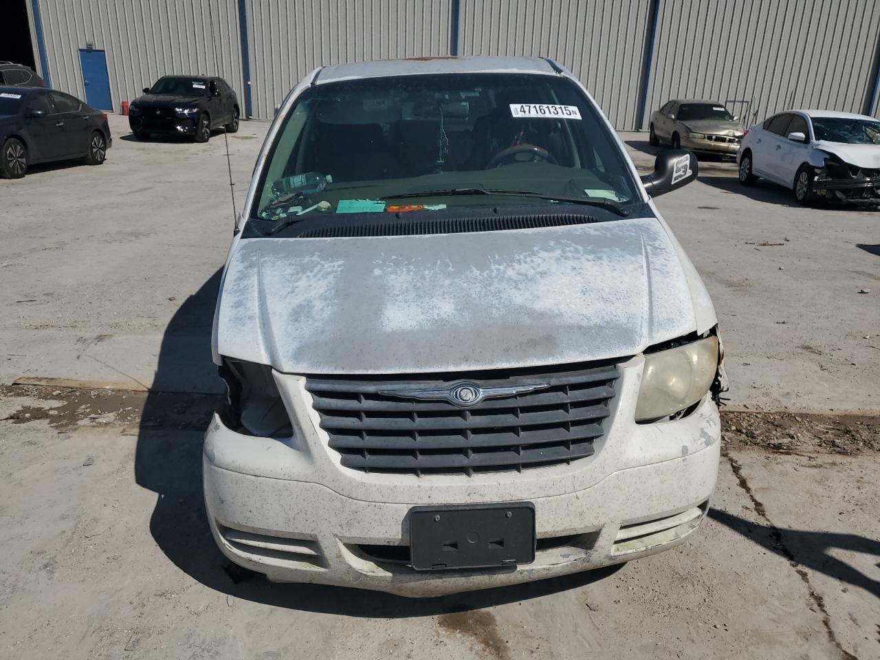 CHRYSLER TOWN & COUNTRY 2005 — 6