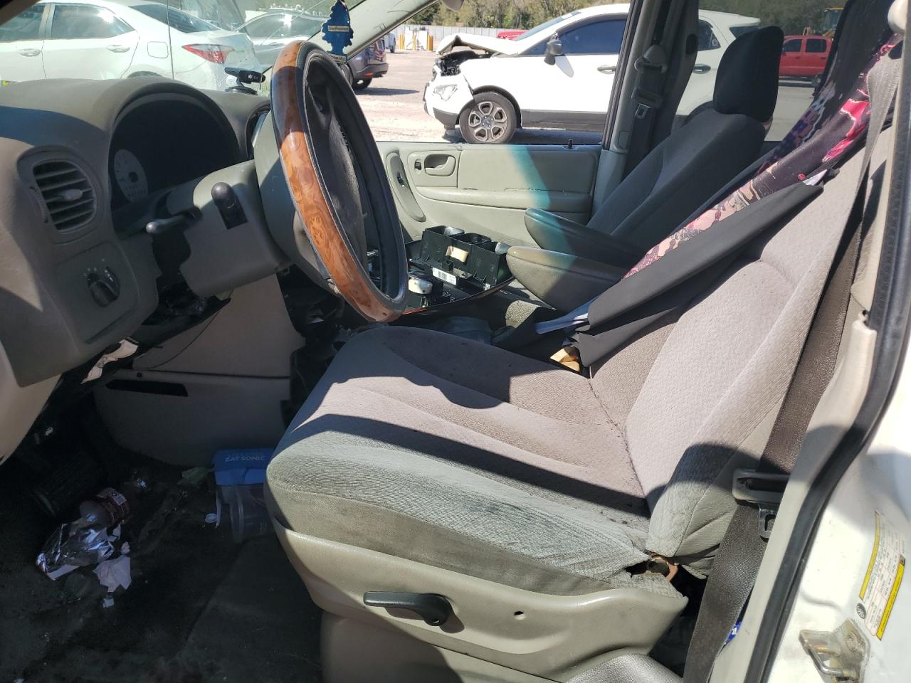 CHRYSLER TOWN & COUNTRY 2005 — 8