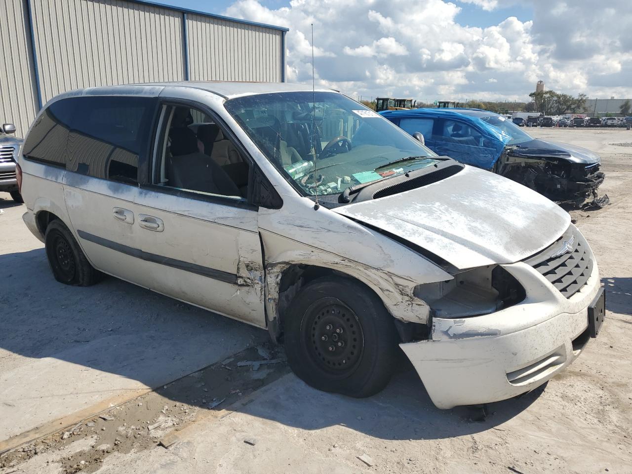 CHRYSLER TOWN & COUNTRY 2005 — 5