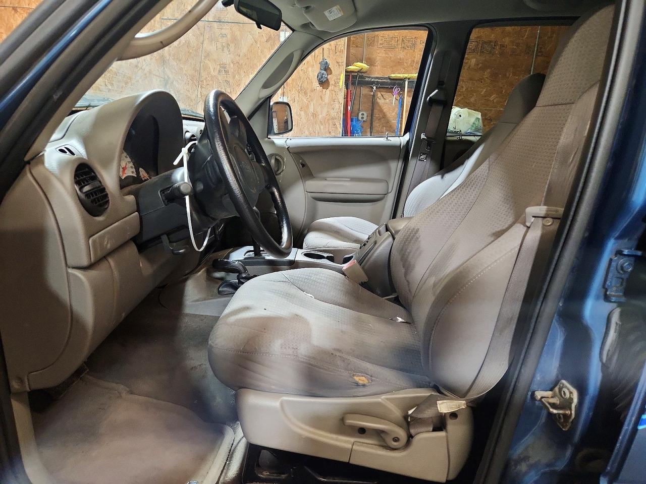 JEEP LIBERTY 2004 — 8