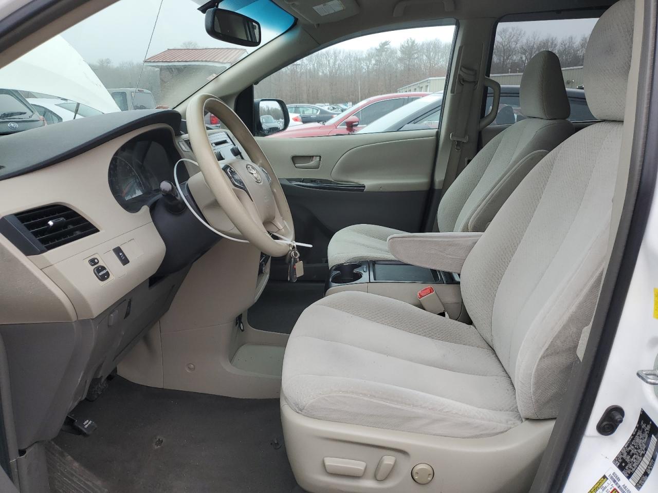TOYOTA SIENNA LE 2011 — 8