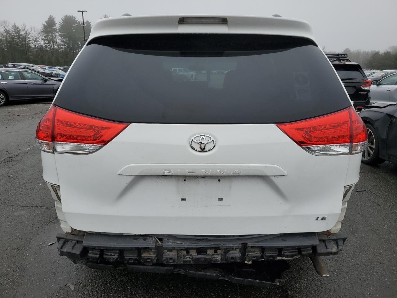 TOYOTA SIENNA LE 2011 — 7