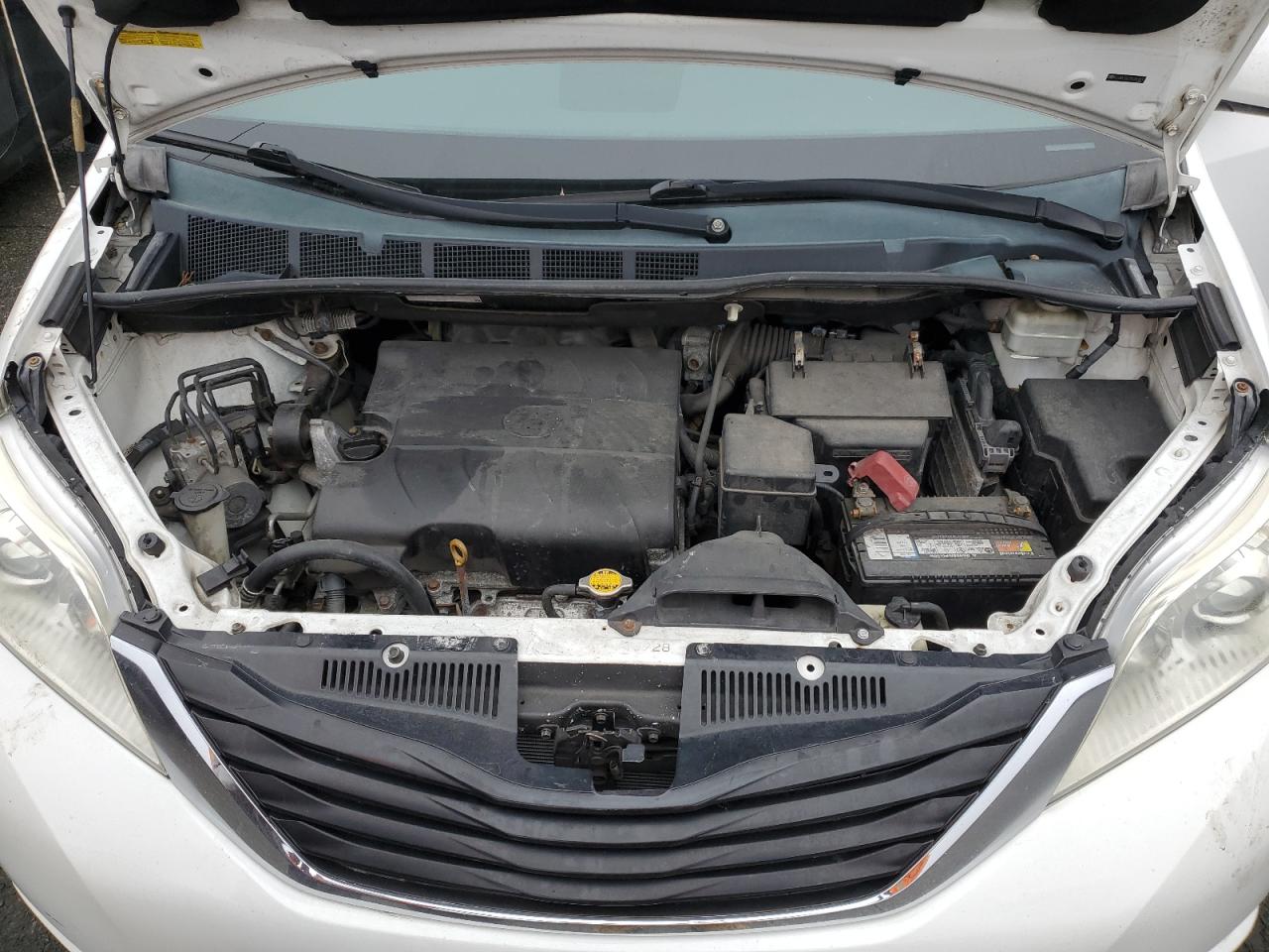 TOYOTA SIENNA LE 2011 — 13