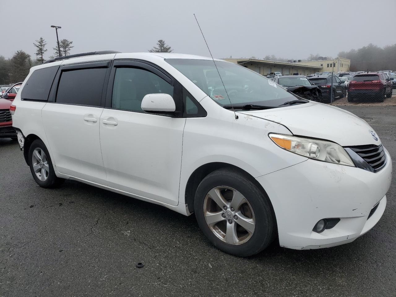 TOYOTA SIENNA LE 2011 — 5