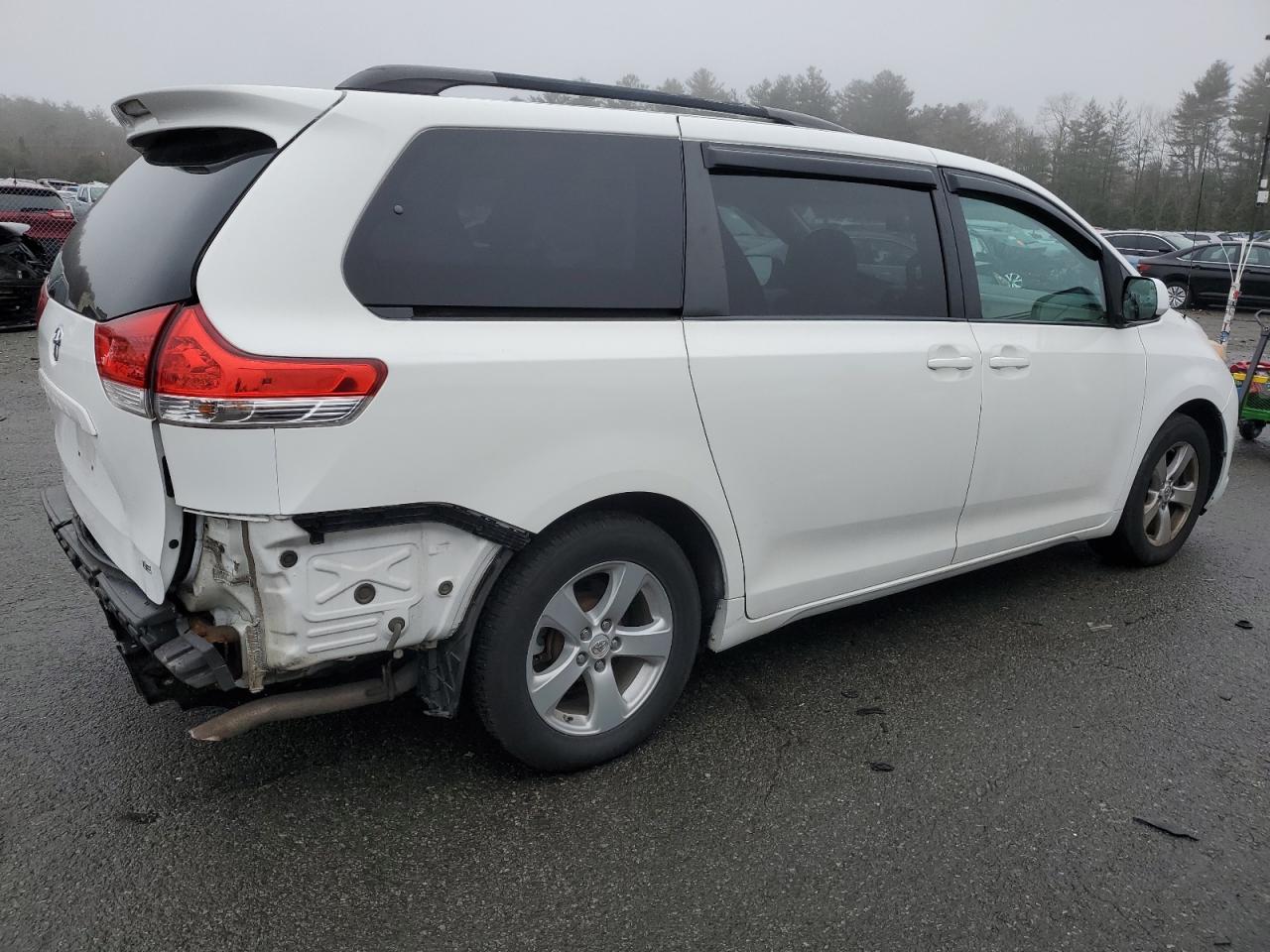 TOYOTA SIENNA LE 2011 — 4