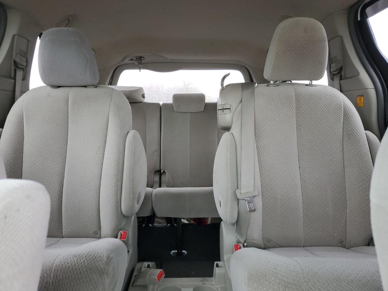 TOYOTA SIENNA LE 2011 — 11