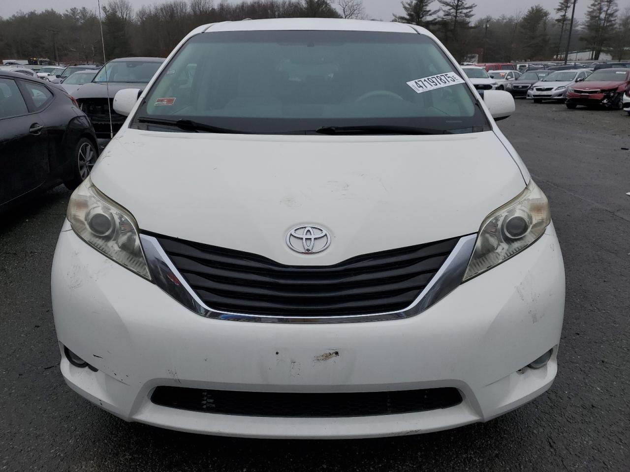 TOYOTA SIENNA LE 2011 — 6