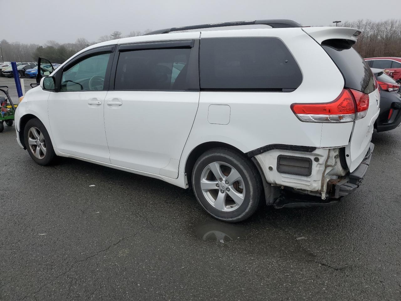 TOYOTA SIENNA LE 2011 — 3