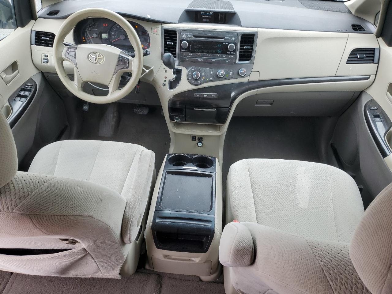 TOYOTA SIENNA LE 2011 — 9