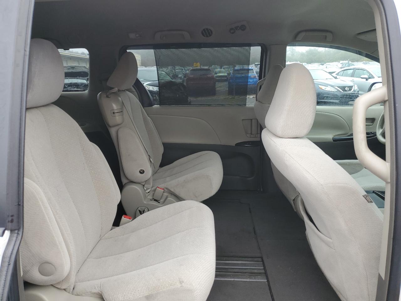 TOYOTA SIENNA LE 2011 — 12