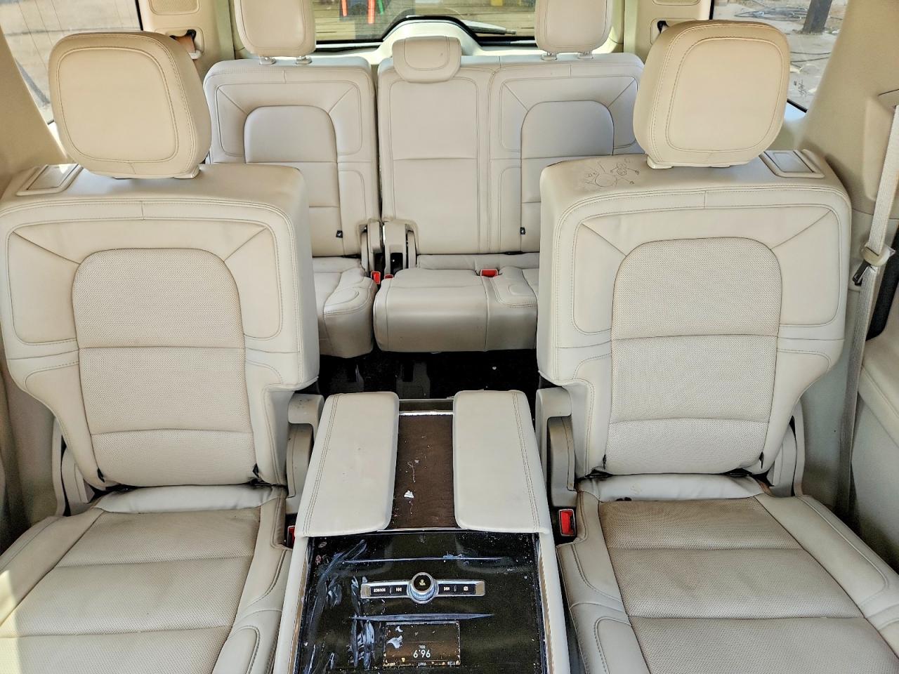 LINCOLN NAVIGATOR 2021 — 11