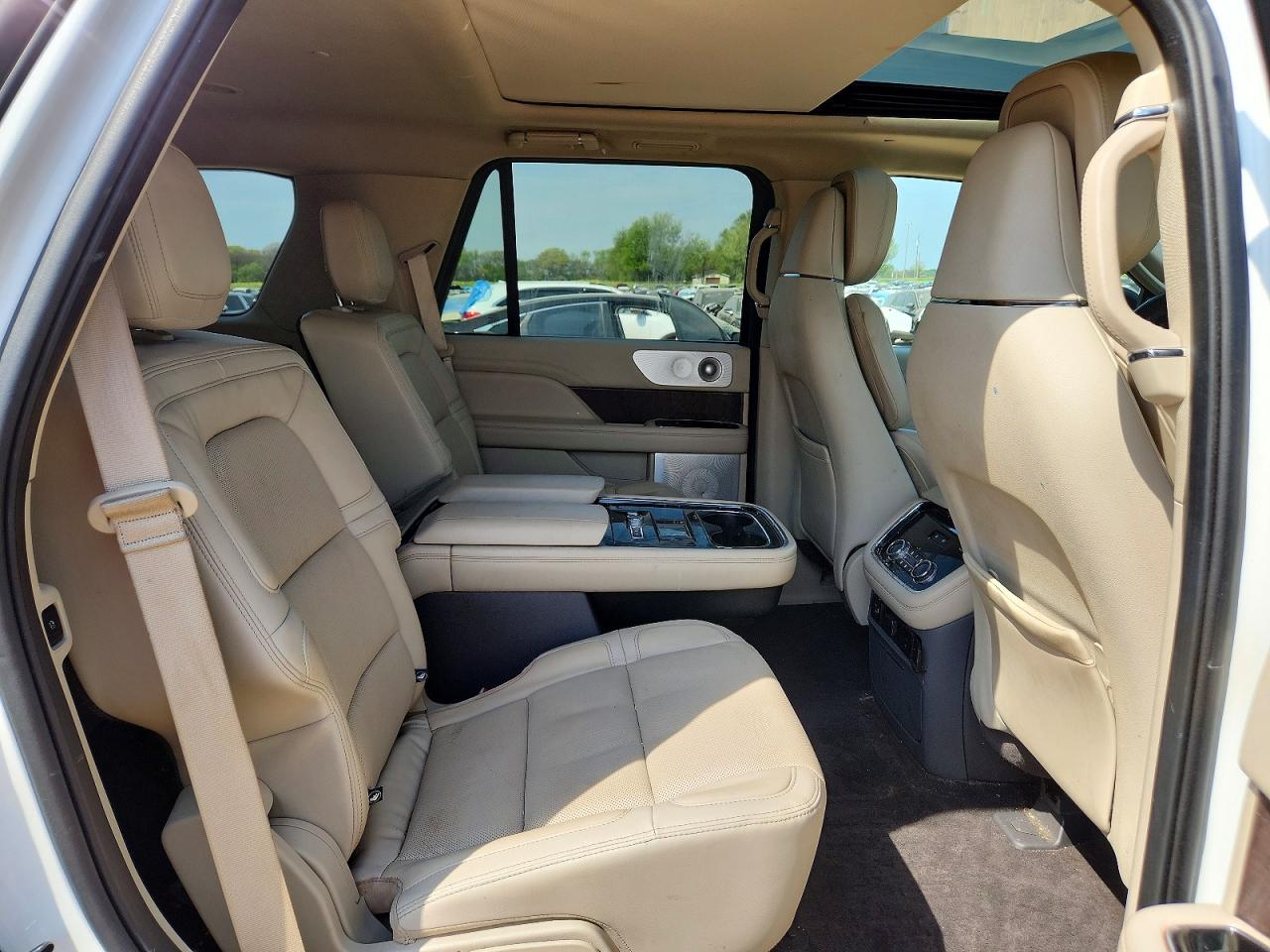 LINCOLN NAVIGATOR 2021 — 12