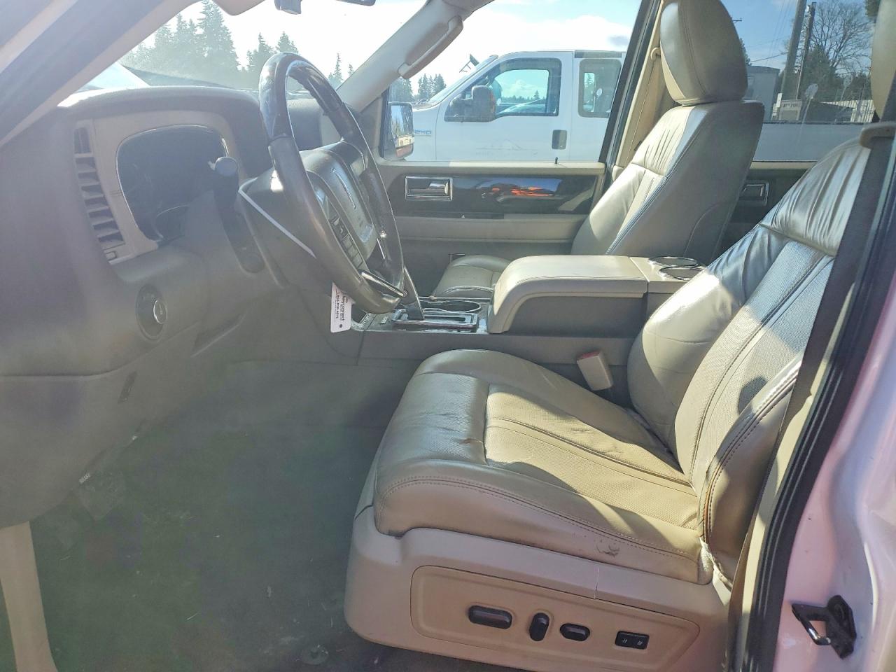 LINCOLN NAVIGATOR 2015 — 8