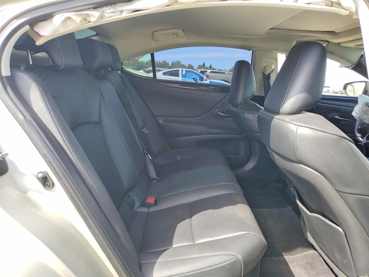 LEXUS ES 300H 2020 — 11