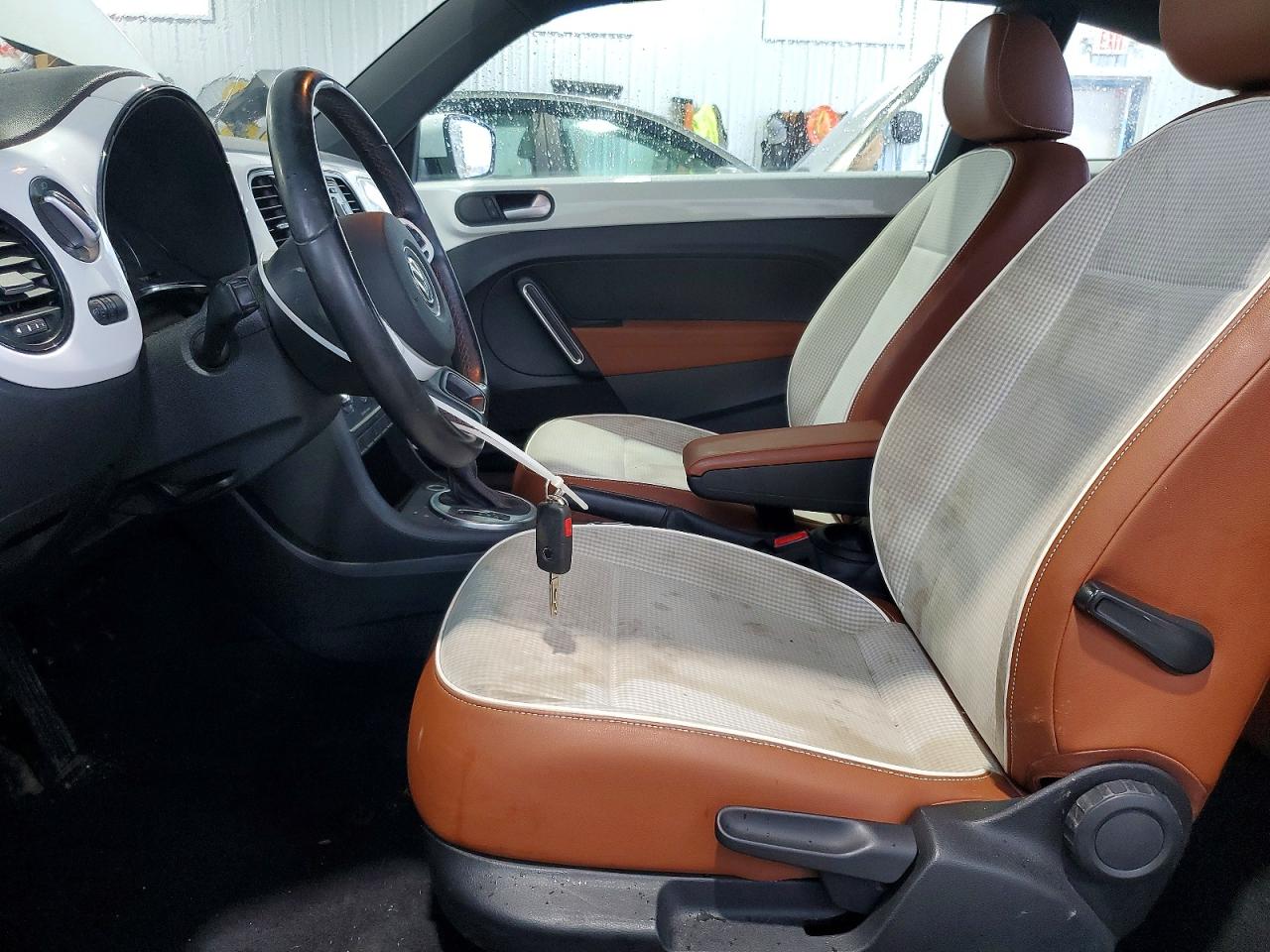VOLKSWAGEN BEETLE 2015 — 8