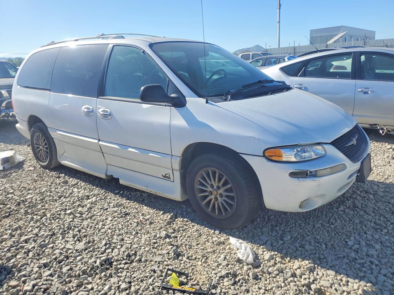 CHRYSLER TOWN & COUNTRY 2000 — 5