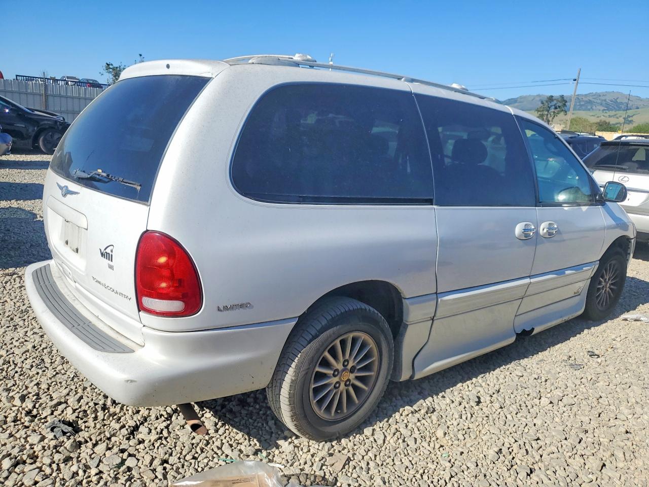 CHRYSLER TOWN & COUNTRY 2000 — 4