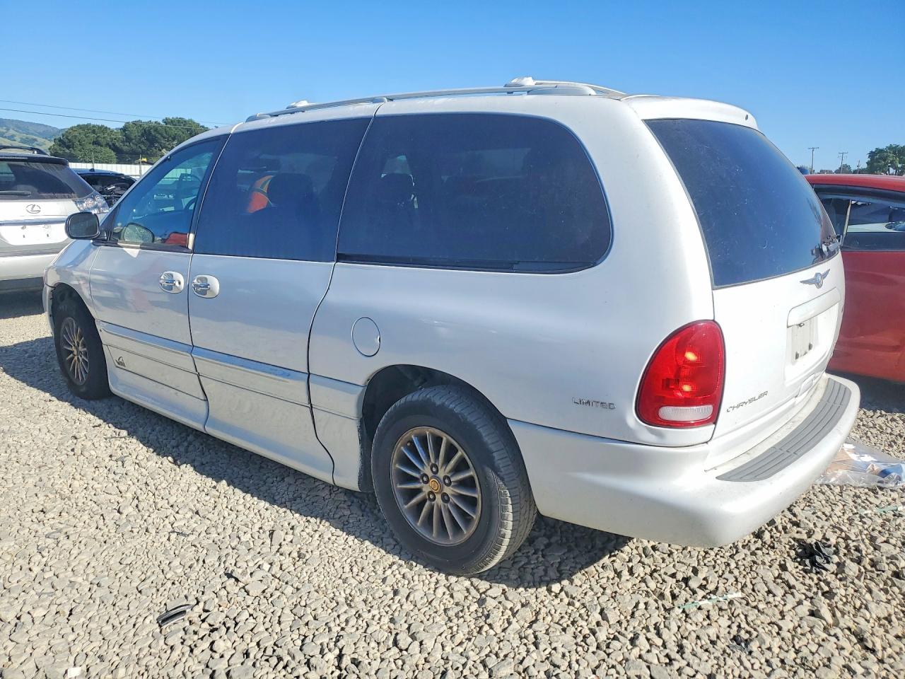 CHRYSLER TOWN & COUNTRY 2000 — 3