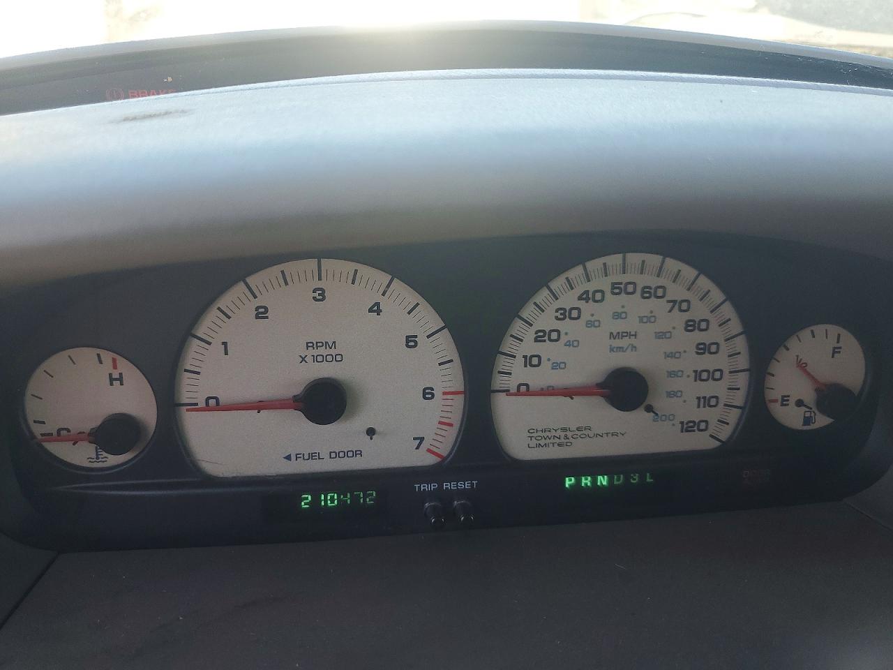 CHRYSLER TOWN & COUNTRY 2000 — 10