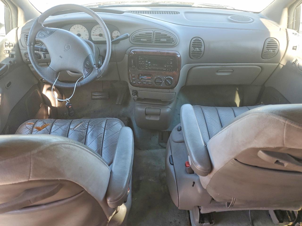 CHRYSLER TOWN & COUNTRY 2000 — 9