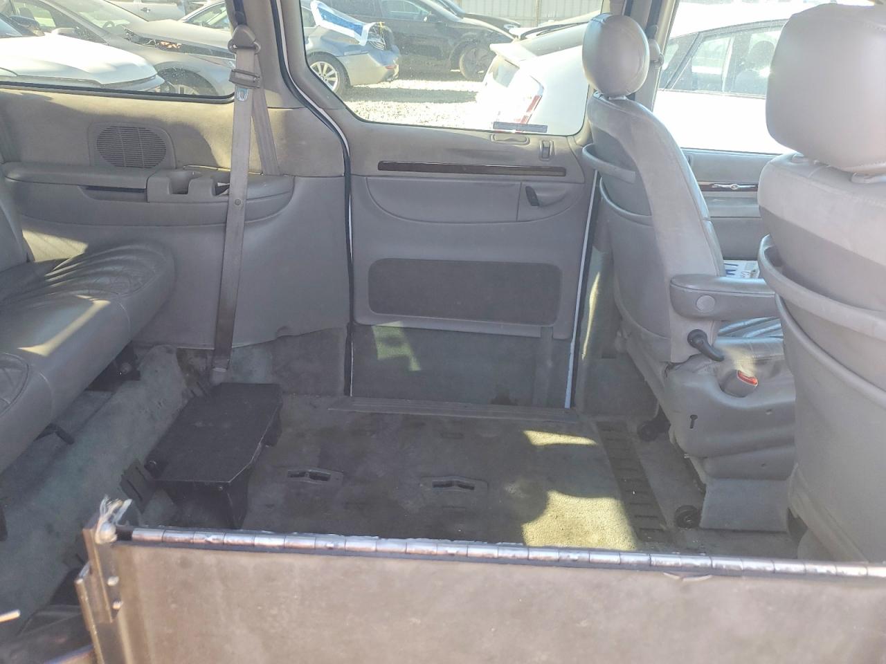 CHRYSLER TOWN & COUNTRY 2000 — 12