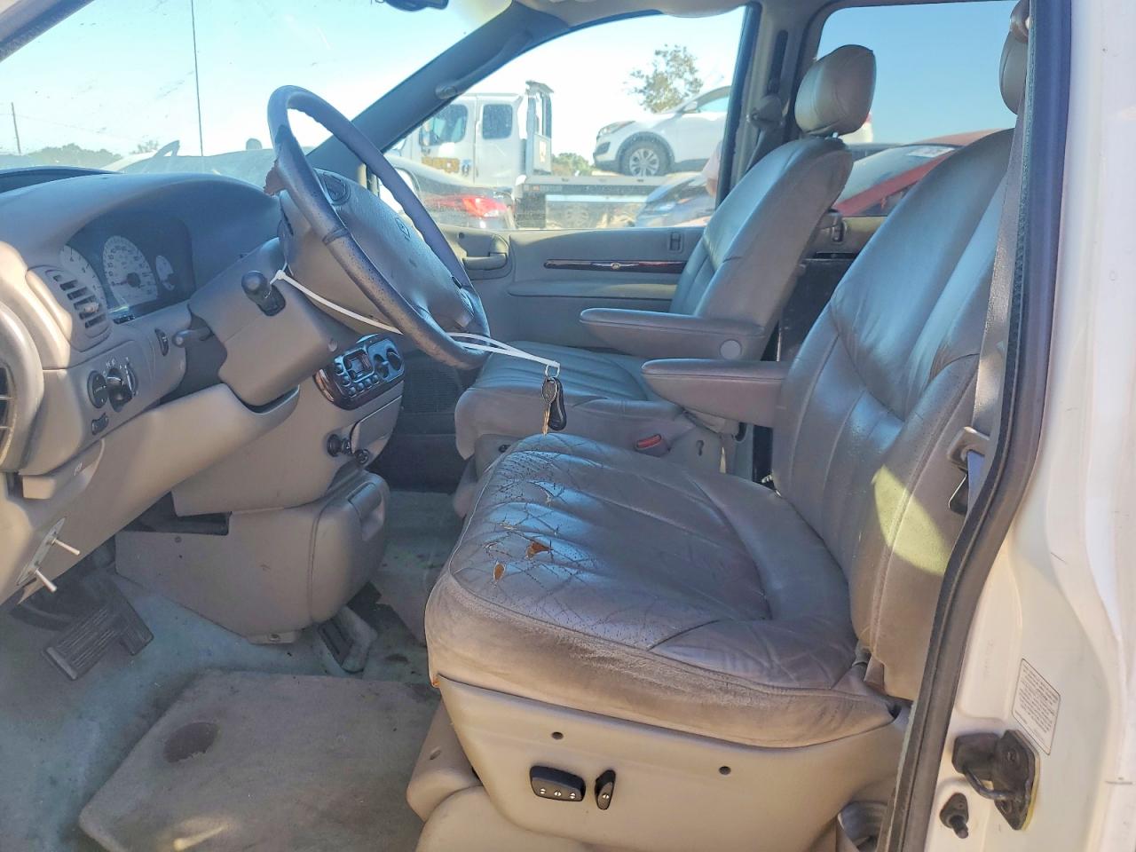 CHRYSLER TOWN & COUNTRY 2000 — 8