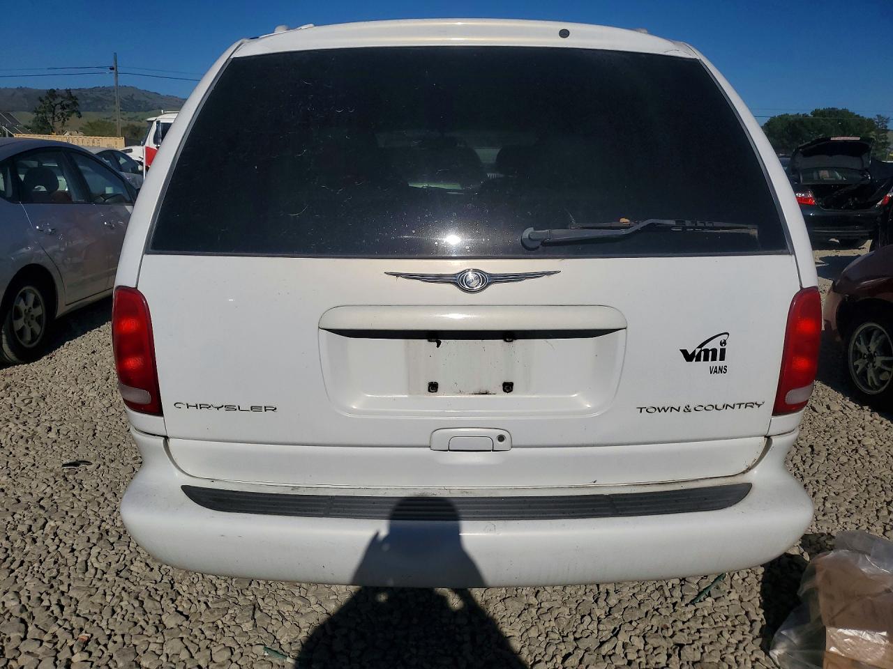 CHRYSLER TOWN & COUNTRY 2000 — 7