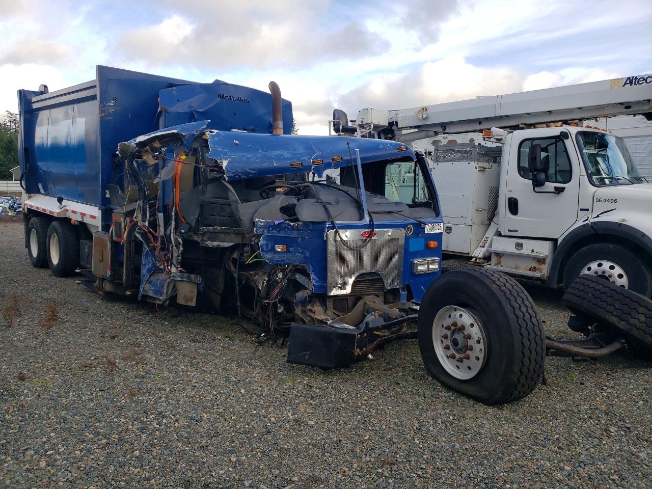 2011 PETERBILT 320